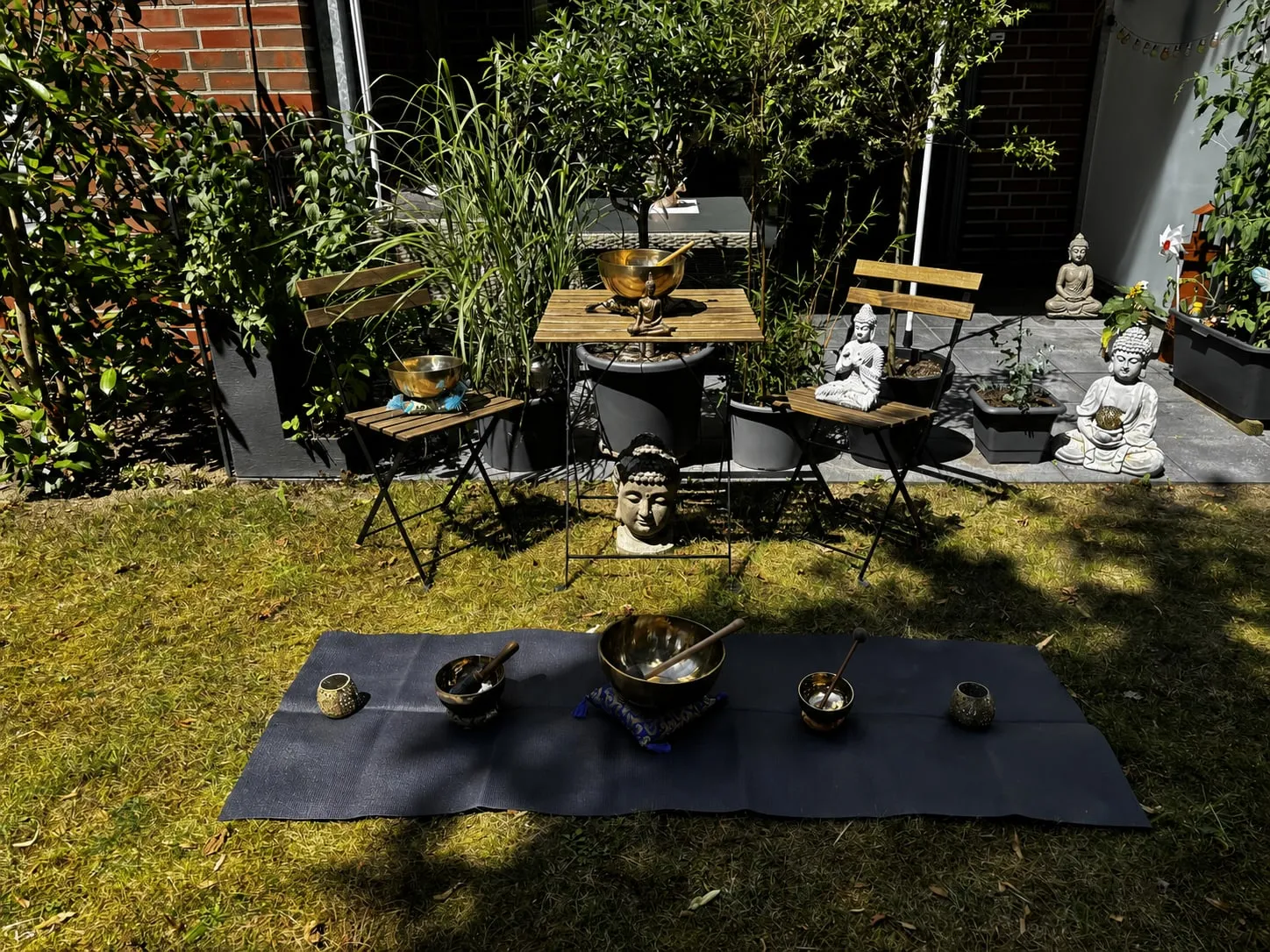 Aufgebaute Klang-Auszeit: eine Matte mit mehreren Klangschalen und Klöppeln, bereit für die Teilnehmenden